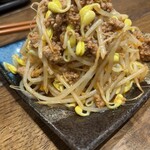 肉汁餃子のダンダダン - 肉味噌もやし。早いし、量が多いので、早付けの定番！