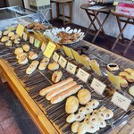 ベーカリーブランシュ - 今日でデビューしたパンたちが並べてられています♪