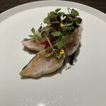 KINO_ - サワラ、焼き茄子ソース、ジャクソンフルーツ。素晴らしい火の通し、ソースの香ばしさ、仄かな苦味甘味、ジャクソンフルーツの爽やかさ。これまた完璧。