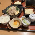 味の民芸 - すき焼きの下にもうどんがあります