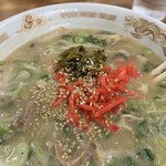 豚骨ラー麺 ごん太 - 味変に卓上にある胡麻・紅生姜・高菜を投入