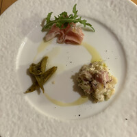 Osteria UVA RARA 横浜 - 前菜は生ハム、ポテサラ