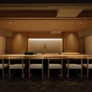 凛とした白と黒のコントラストが美しい、鮨を愉しむための空間