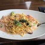バンザイカフェ - サーモンとブロッコリーの明太クリームパスタ