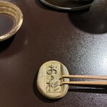 おゝ杉 - オリジナルの箸置き　店主手作りの陶器の食器も使ってるそう