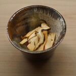鮨 陸 - 松茸とかんぴょうシャリの間にトロを挟んだご飯