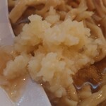 ケンチャンラーメン - ニンニク投入。