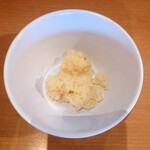 ケンチャンラーメン - トッピングのニンニクは別皿で。