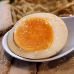 ケンチャンラーメン - 煮卵くん。