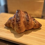 ベーカリー プラート - ◯クロワッサン¥340
…店長オススメとあったので購入。
高さは6〜7cmほどあるかしら？
上にも横にもボリュームがあります。
