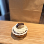 ベーカリー プラート - 渋皮煮は硬さの残る火入れで、
栗本来の自然な甘さ。
ホイップクリームも程よい甘さで
栗というよりタルト生地がメインのマロンタルトです。