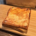 ベーカリー プラート - ◯ロースハムとクリームチーズ¥480
…薄切りのロースハムとベシャメルソースを
８枚切りの食パン２枚でサンドして、
たっぷりのトロけるチーズを乗せて焼き上げてあります。