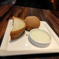 レストラン HUSHHUSH - フォカッチャとライ麦パンwithオリーブオイル