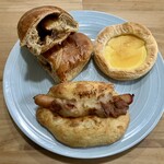 ROJI BAKERY - 黒糖パン(左上)、アップルカスタード(右上)、ボローニャソーセージ(中央下)