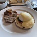 ハイアットリージェンシー 瀬良垣アイランド沖縄 - 2日目からはシステムを理解して、メインダイニングで、エッグベネディクトとあぐー豚を頂きました。