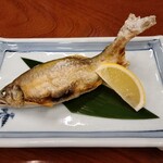 鹿乃屋旅館 - 鮎の塩焼き。相方は頭から骨も全て平らげていました
