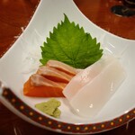 鹿乃屋旅館 - 信州サーモンとイカの刺身。サーモンは結構、脂のノリがよかったです