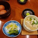 鹿乃屋旅館 - 茶碗蒸しにも松茸が入っています。白菜と野沢菜の漬物が長野県らしい