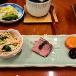 鹿乃屋旅館 - 左端のエノキ茸と三つ葉の和え物は、酸味の効いた濃いめの味付けで、よいおかずになりました