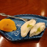 鹿乃屋旅館 - 雪見大福風は、シャインマスカットのジュレ入り。冷たいです