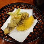 鹿乃屋旅館 - 右のリンゴの天婦羅は、驚きの美味しさでした