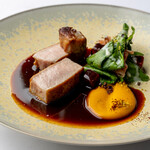ベージュ アラン・デュカス 東京 - 料理写真:塚原牧場の梅山豚のロティ　栗マロンのカカオ風味とほうれん草