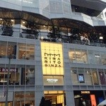 エッグスンシングス - キラリトギンザ の４階にあり、テラス席が見えます。