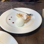 キャトルエピス - コースのデザートその２　りんごのタルト