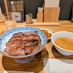 炭火たれ焼肉丼 萬牛カルビ - 