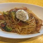 aqua - ソーセージとブロッコリーのピリ辛ミートソース～半熟卵のせ～　2025.10