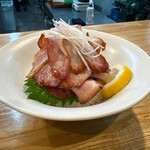 自家製麺 くろ松 - お肉でご飯を巻いて食べると、肉巻きおにぎりのような感覚で最高でした