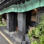 神泉いちのや - 店先の設えは古いお蔵のイメージ