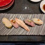 廻る富山湾 すし玉 - 地物五種盛り（白エビ・紅ズワイガニ・あじ・平目・皮はぎ）