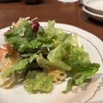 仙台うまいもん個室居酒屋 亜門 - 花キャベツのサラダ　取り分け