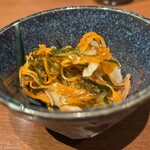 仙台うまいもん個室居酒屋 亜門 - お通しは定番の松前漬