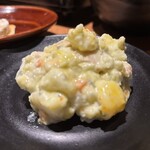 串焼串天 ワインto日本酒 でべそ - ポテサラ取り分け