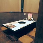 炭火焼肉 道 - 小上がり席。