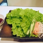 炭火焼肉 道 - サンチュ盛り合わせ500円別。下にも４米ほどあるので