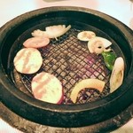 炭火焼肉 道 - 先行して野菜を焼き始めます。