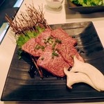 炭火焼肉 道 - 和牛厚切り上ロース1400円別。