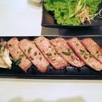 炭火焼肉 道 - 和牛特上カルビ1980円外。