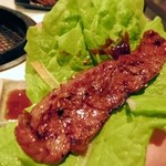 炭火焼肉 道 - サンチュにのせて、専用のたれを塗りました。
