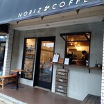 ノリズ コーヒー - 玄関、左右のベンチで待つ客多し