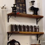 ノリズ コーヒー - 壁の棚に置く道具がア―ト