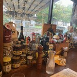 スパゲティハウス HIROSHI - カウンター席。何だか色々置いてあります