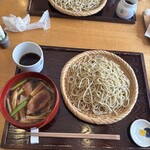 蕎麦にしざわ - 鴨汁のほかに蕎麦つゆも少しついてくるのがとても嬉しい。大盛り。蕎麦つゆも旨いので鴨汁忘れて半分近く蕎麦つゆで食べてしまった
