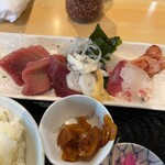 清元 - 刺身定食　この日のお刺身は、
                                中トロ・ハマチ・カツオ・たい・タコ・ボイルイカ・赤貝ひも・生白魚・ホヤ。ワカメも食感があって美味しい