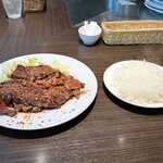 キャトルラパン - ステーキランチ400g 毛沢東スパイスとライス 大盛り