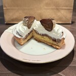 ベーカリー プラート - パカーンしてみると…
しっかり硬めのタルト生地に、
マロンペーストとホイップクリーム、
栗の渋皮煮が乗せらています。