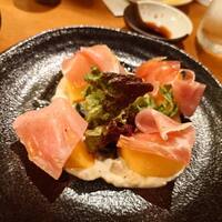 UMAMI日本酒弐番館 - 追加① 柿と生ハムのサラダ仕立て 850円